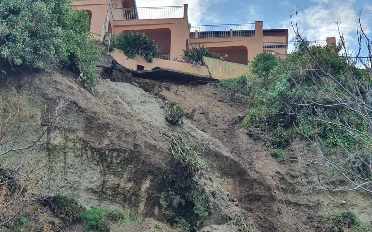 Frana la rupe di Tropea, chiuso il lungomare