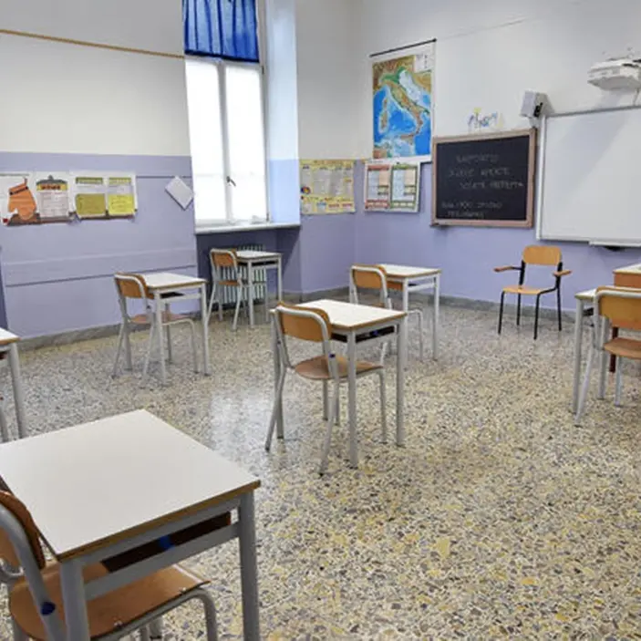 Scuola, dal 26 tutti in classe ma restano le incognite legate a trasporti e sovraffollamento