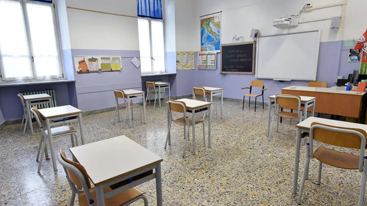 Disposizioni di sicurezza nelle aule del Convitto Umberto Primo, Torino, 11 maggio 2020. ANSA/ALESSANDRO DI MARCO , ANSA