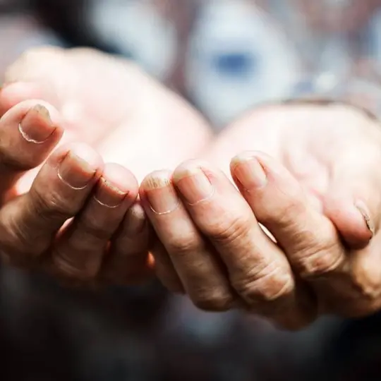Carità e Covid, monsignor Ramondino: «No a passerelle e patetiche strette di mano»