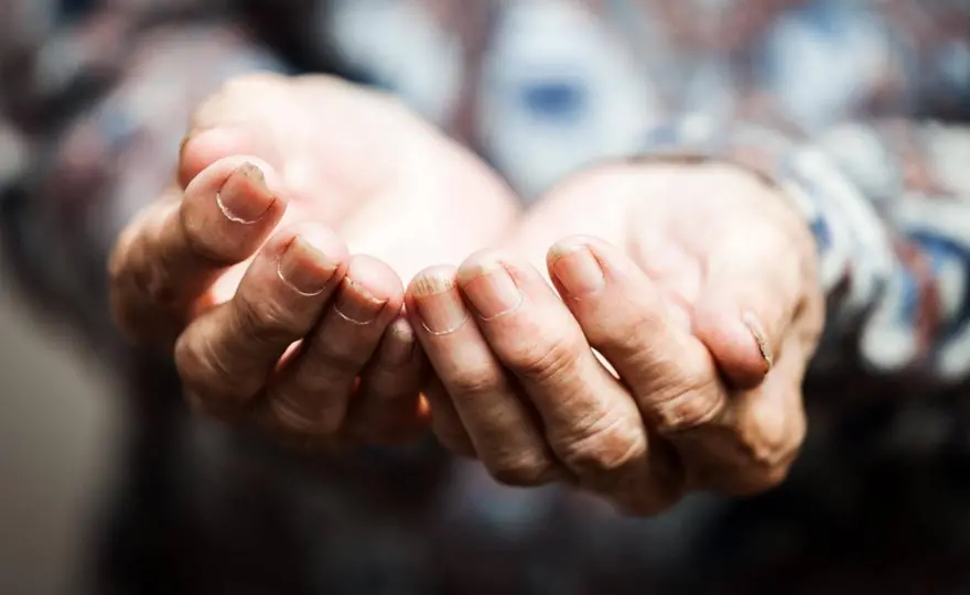 Carità e Covid, monsignor Ramondino: «No a passerelle e patetiche strette di mano»