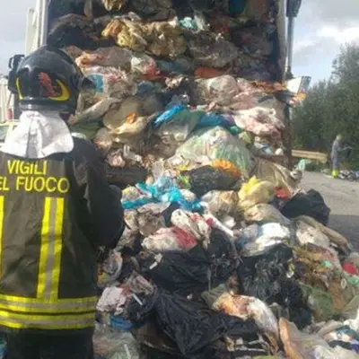 Vibo Marina, incendio rifiuti in un autocompattatore – FOTO