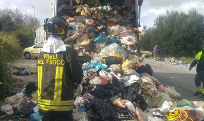 Vibo Marina, incendio rifiuti in un autocompattatore – FOTO