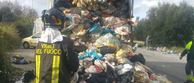 Vibo Marina, incendio rifiuti in un autocompattatore – FOTO