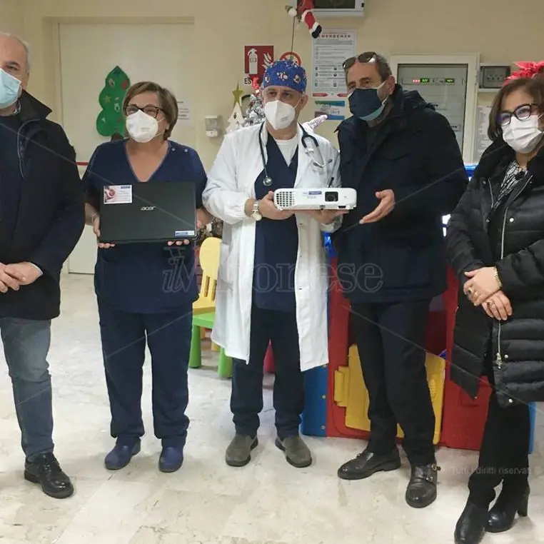 Proiettore e pc in dono dalla Bcc del Vibonese alla Pediatria di Vibo