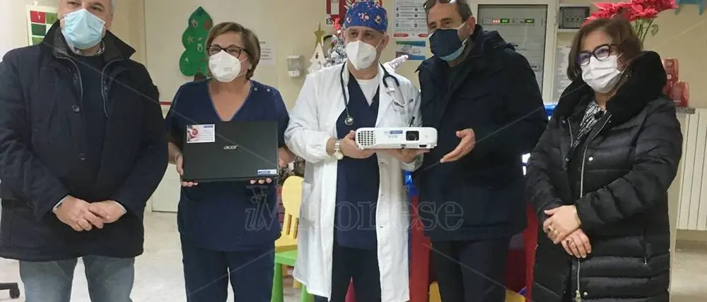 Proiettore e pc in dono dalla Bcc del Vibonese alla Pediatria di Vibo