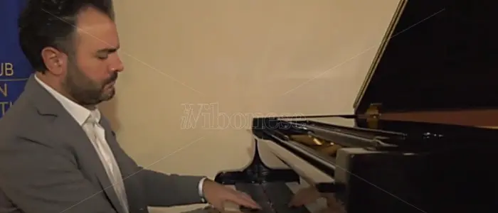 Capodanno, la musica del pianista vibonese Roberto Giordano su LaC Tv - Video