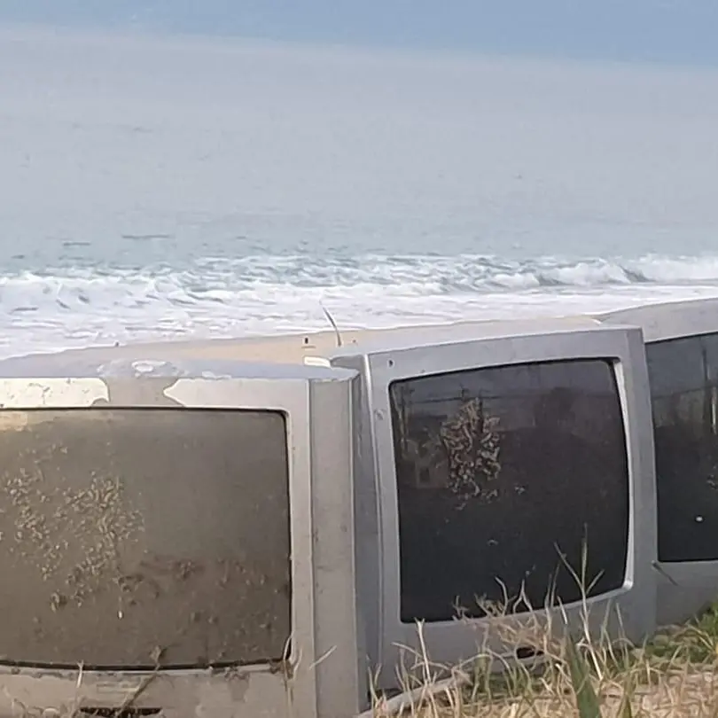 Tre televisori abbandonati sulla spiaggia di Vibo Marina, la nuova frontiera dell'inciviltà - Foto