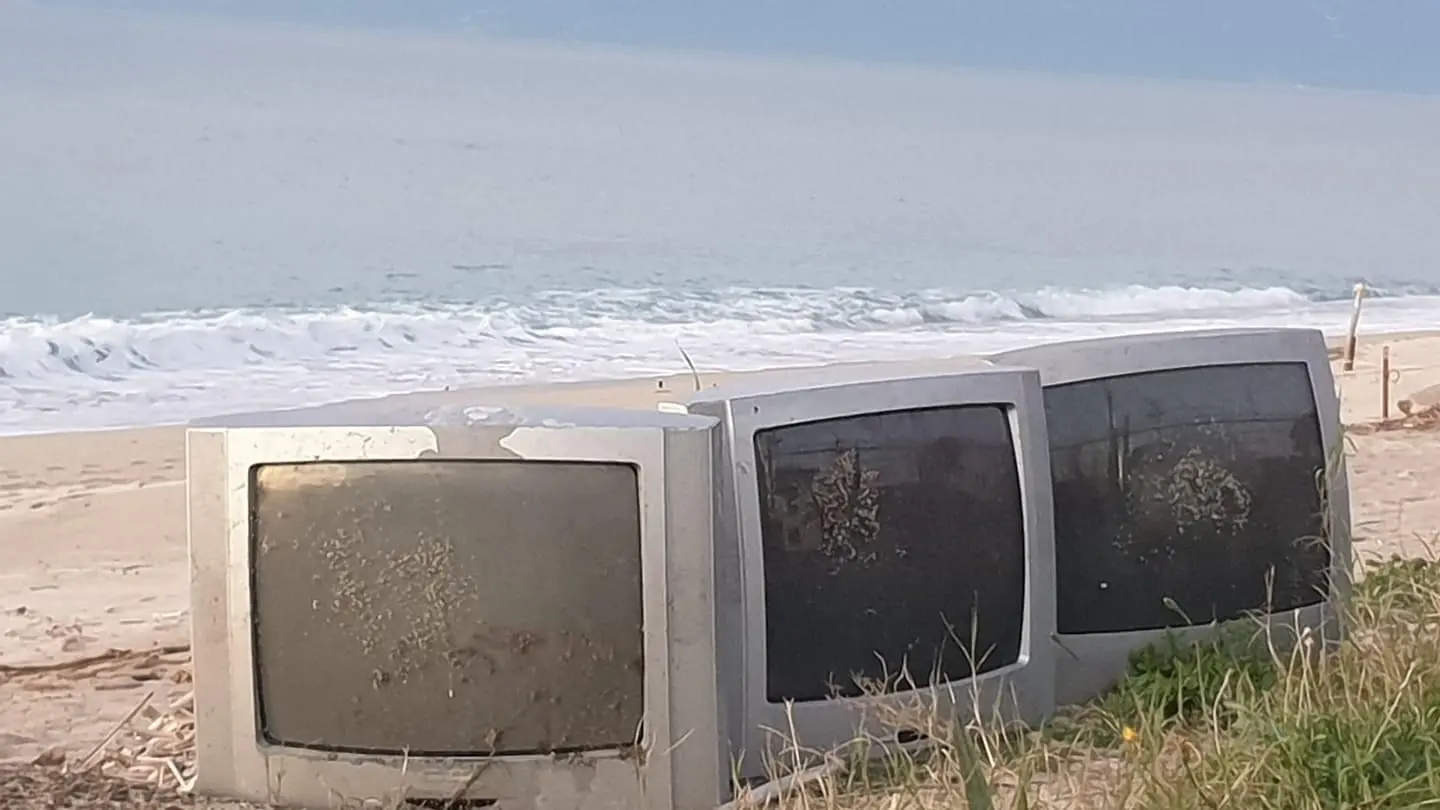 Tre televisori abbandonati sulla spiaggia di Vibo Marina, la nuova frontiera dell'inciviltà - Foto