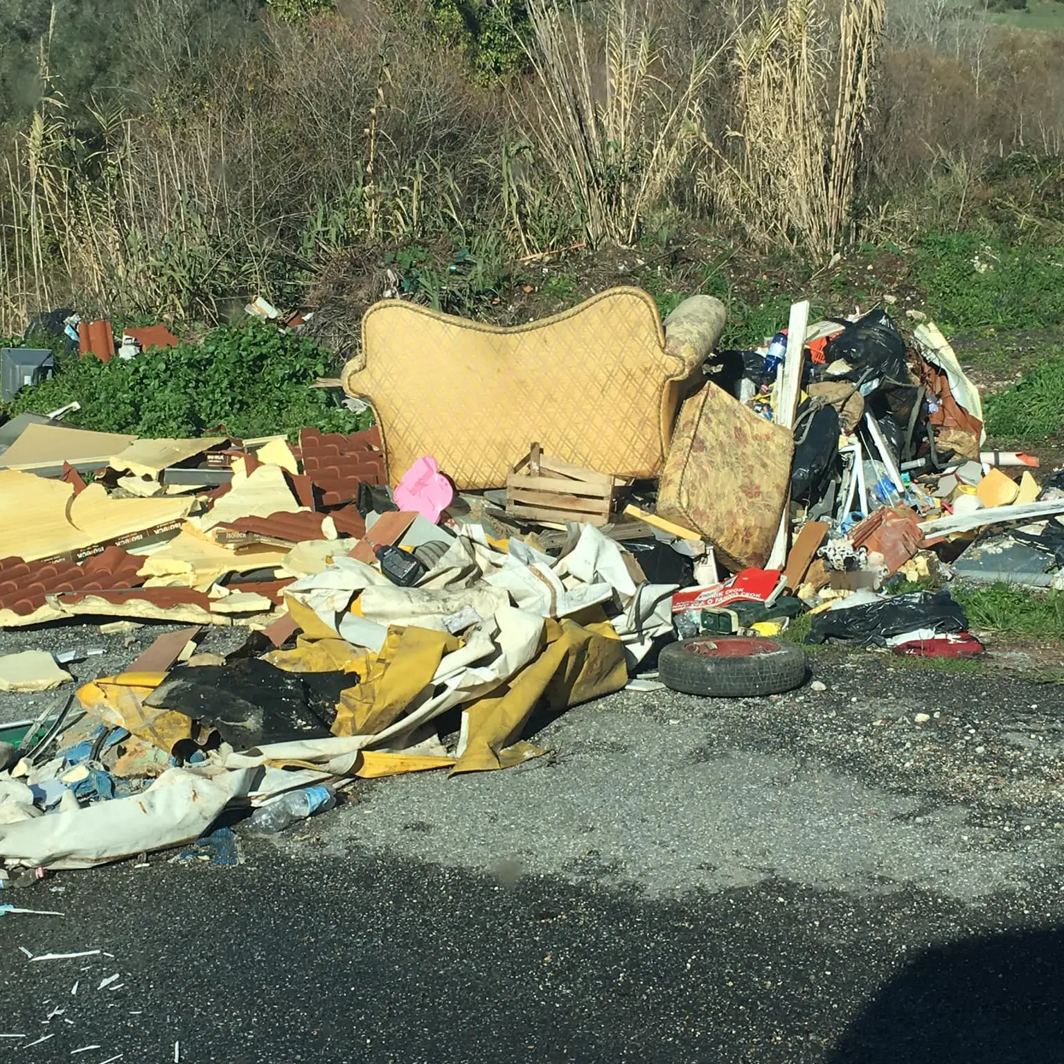 Mileto, la strada che porta a Filandari sempre più discarica a cielo aperto
