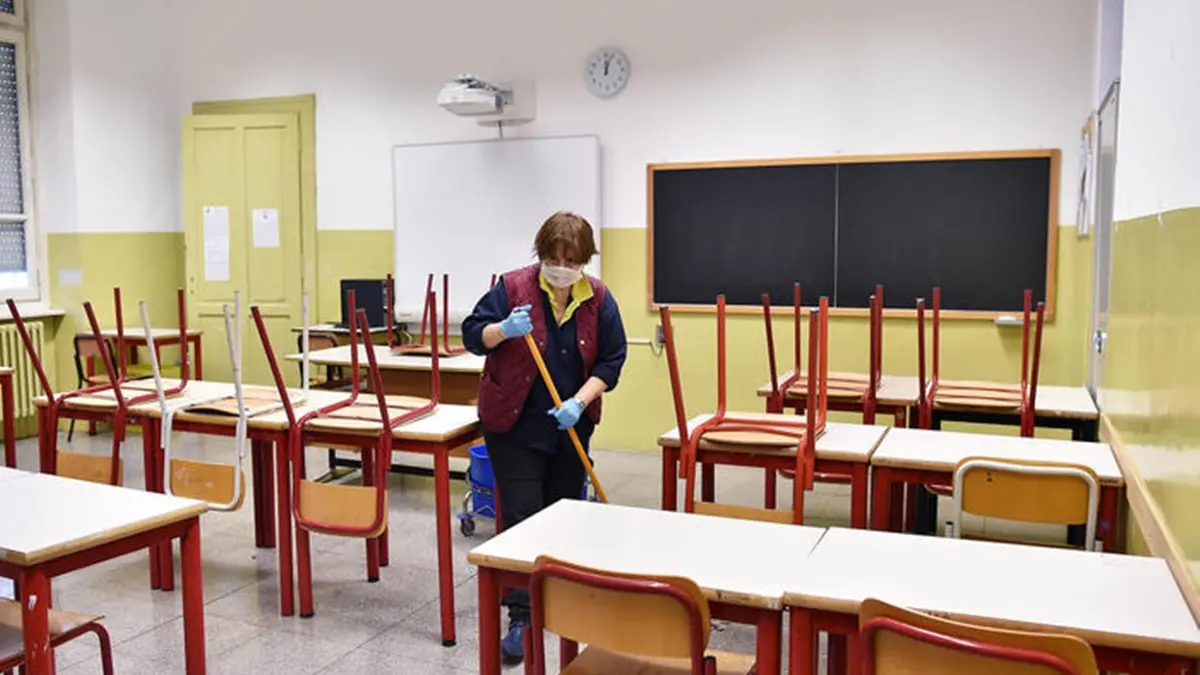 Pulizia della scuola Gioberti in vista della riapertura prevista mercoledi 4 marzo, Torino, 2 marzo 2020. ANSA/ALESSANDRO DI MARCO , ANSA