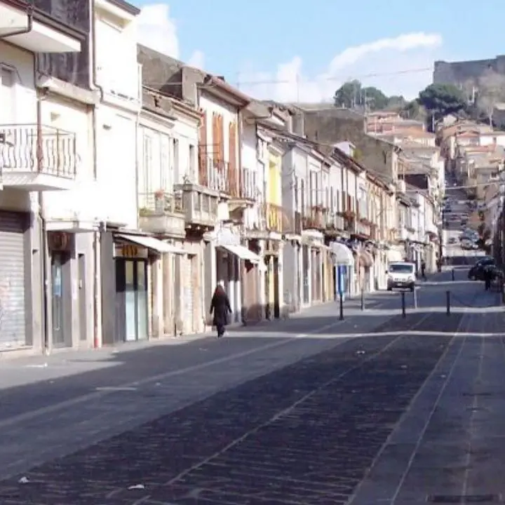 Costi alti e concorrenza cinese, i commercianti di Vibo: «Romeo dove sei? Non assisteremo inermi alla morte delle nostre attività»