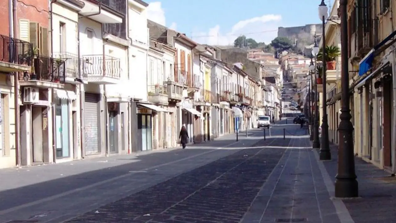 Costi alti e concorrenza cinese, i commercianti di Vibo: «Romeo dove sei? Non assisteremo inermi alla morte delle nostre attività»