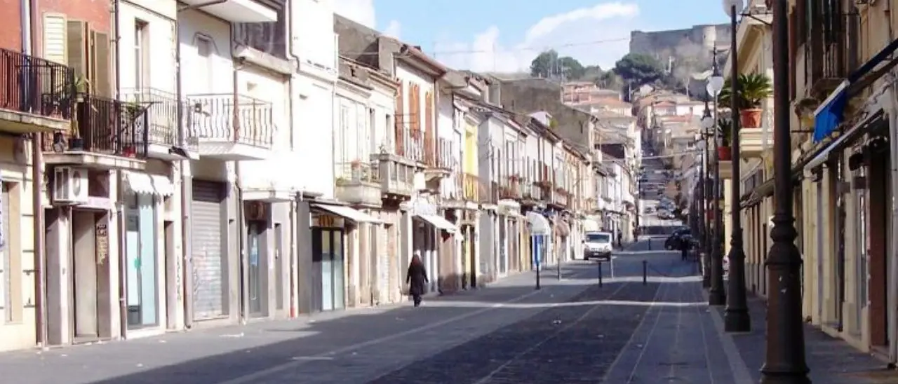 Costi alti e concorrenza cinese, i commercianti di Vibo: «Romeo dove sei? Non assisteremo inermi alla morte delle nostre attività»