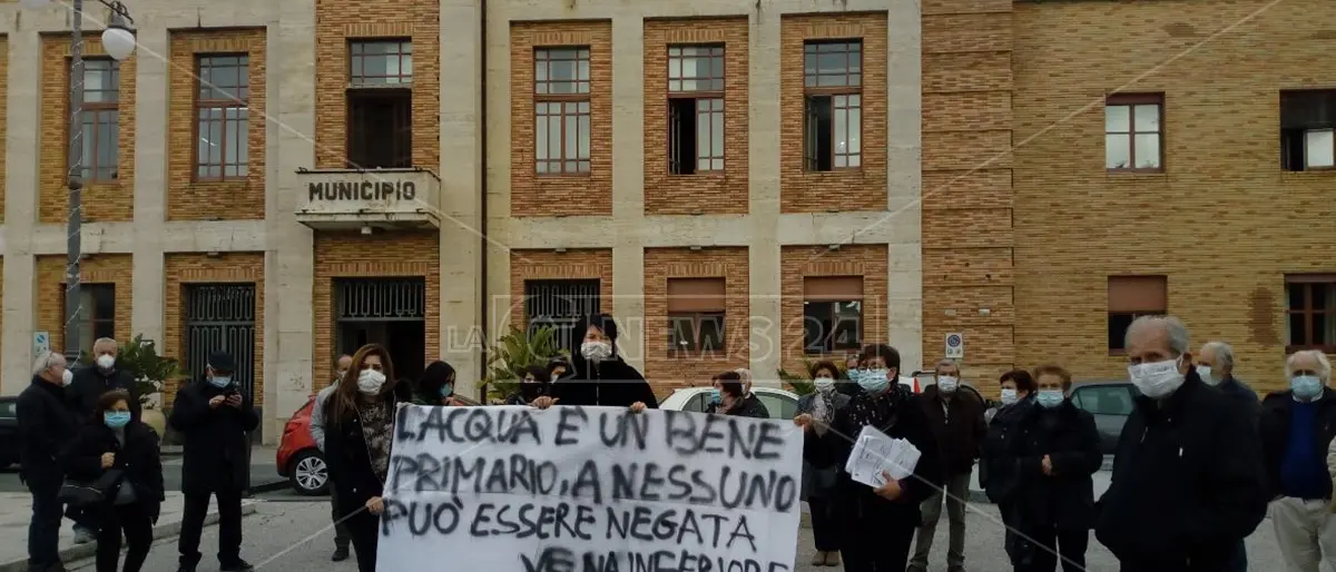 La protesta dei cittadini di Vena Inferiore: «Abbiamo sete di acqua pulita» -Video