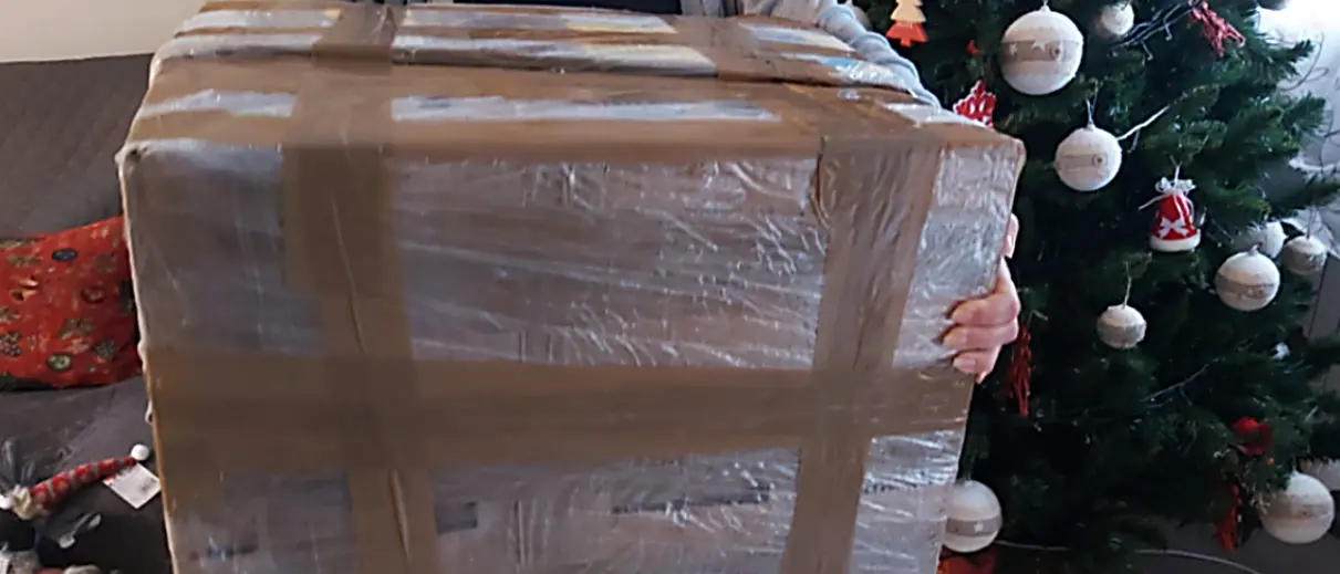 L’attesa per il pacco da giù: cronaca semiseria di chi non può rientrare per Natale