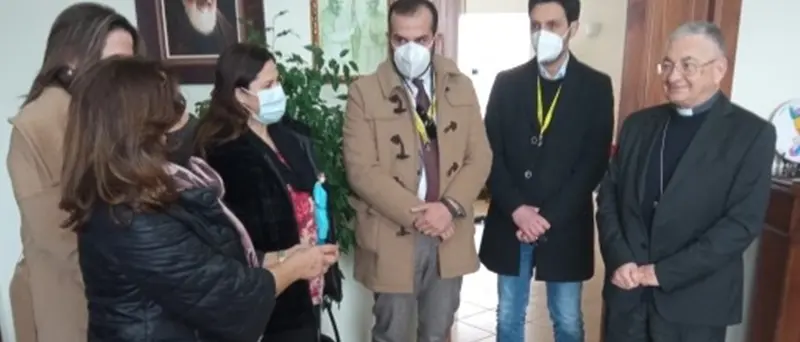 Mileto, la statuina dell’infermiera anti Covid in dono al vescovo Renzo