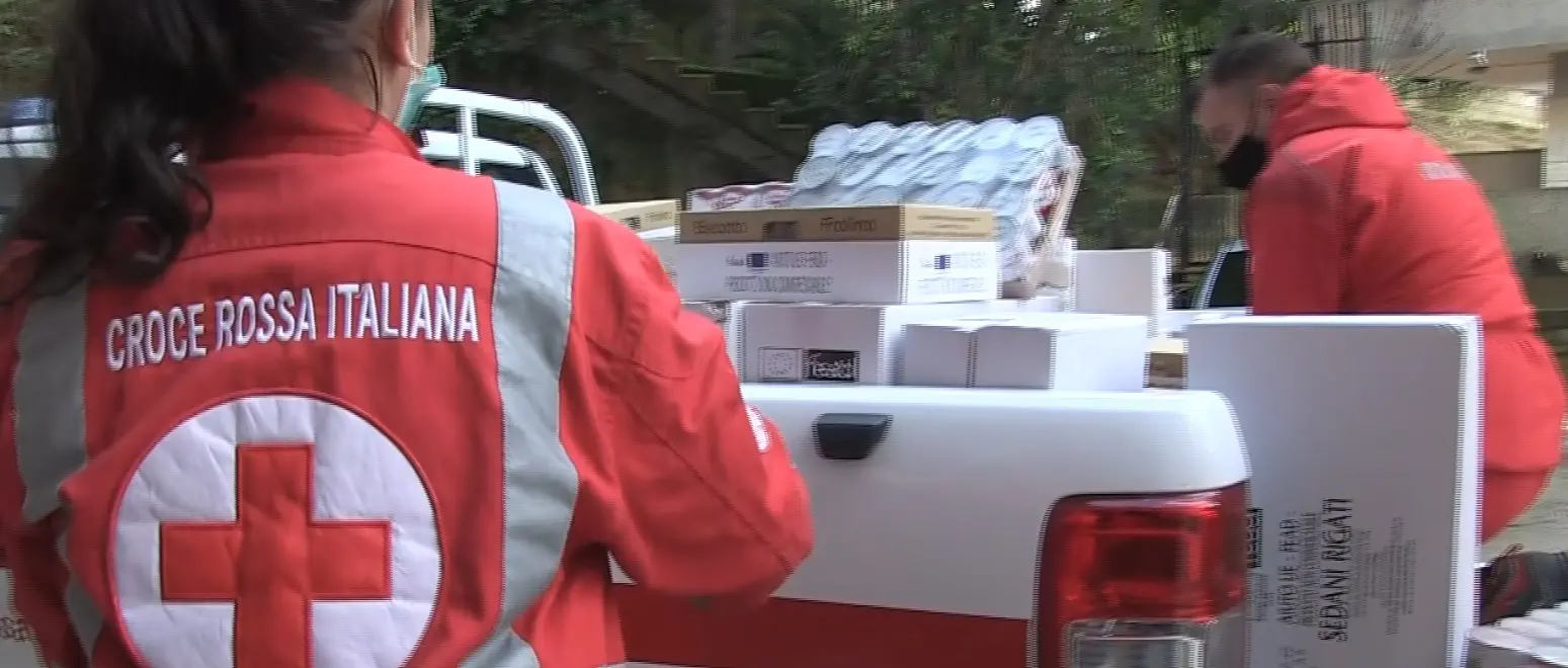 Una giornata con la Croce Rossa di Vibo e i nuovi poveri del Covid: storie di ordinaria disperazione - Video