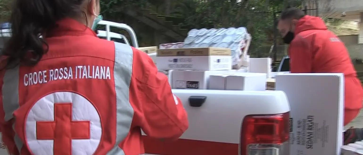 Una giornata con la Croce Rossa di Vibo e i nuovi poveri del Covid: storie di ordinaria disperazione - Video