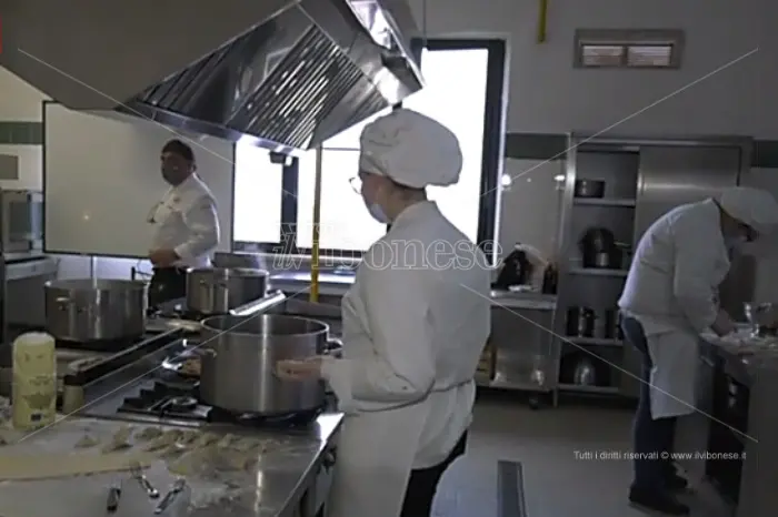 Parte dall'Alberghiero di Vibo una catena solidale per le famiglie in difficoltà - Video