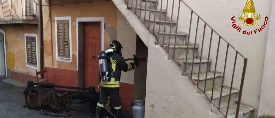 Divano in fiamme a San Gregorio, intervengono i vigili del fuoco