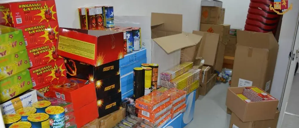 Vibo, vendita senza licenza: sequestrati 365 chili di fuochi d’artificio
