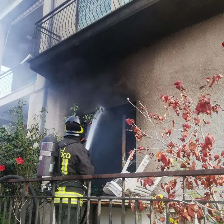 Vibo Marina, il presepe prende fuoco e si incendia l'appartamento