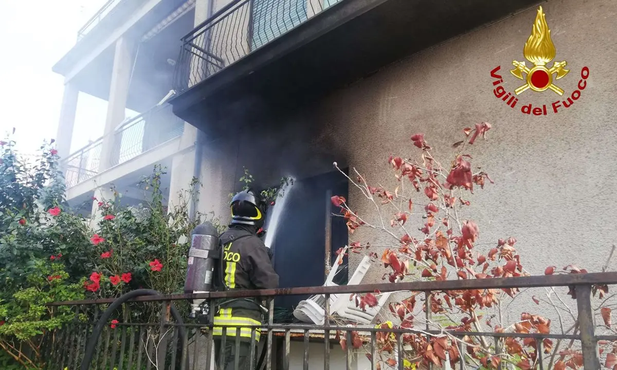 Vibo Marina, il presepe prende fuoco e si incendia l'appartamento