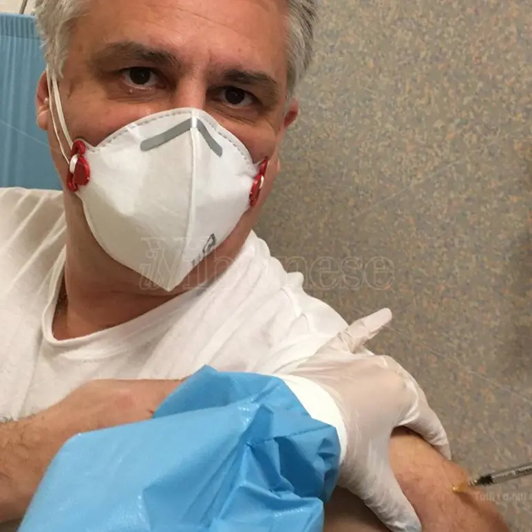 Covid, i medici dello Jazzolino vaccinati: «Fatelo senza paura, è scienza» - Video