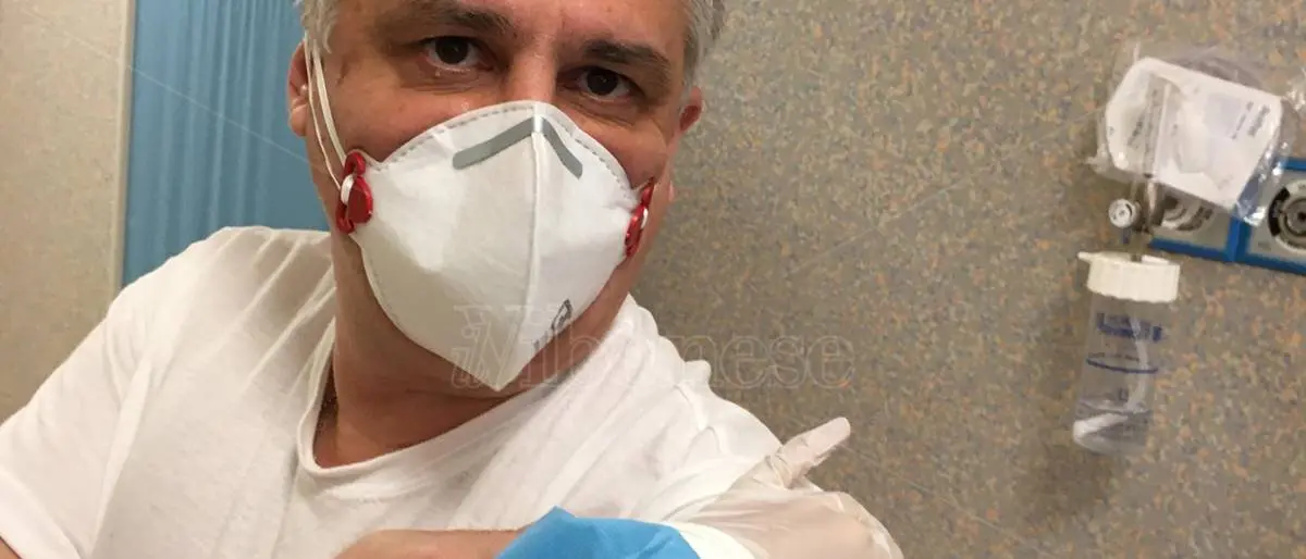 Covid, i medici dello Jazzolino vaccinati: «Fatelo senza paura, è scienza» - Video