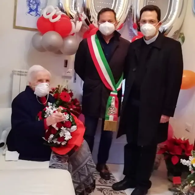Ionadi, comunità in festa per i cento anni di nonna Maria Rosa