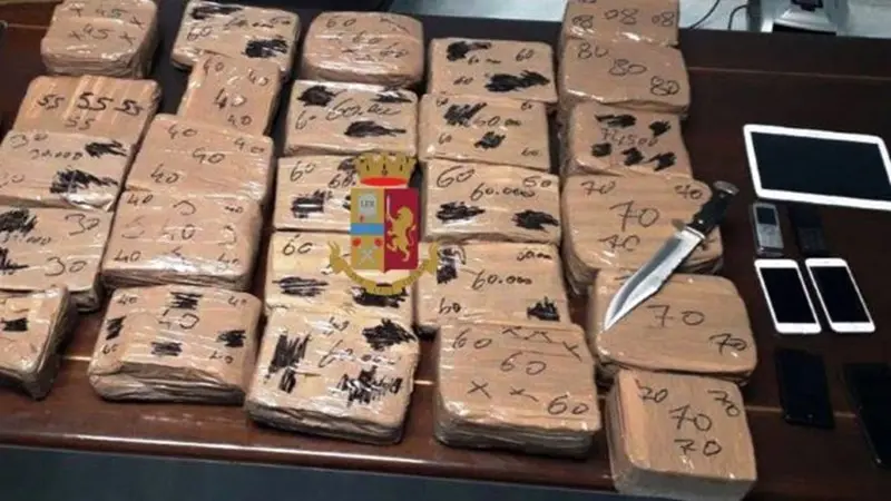 Nascondeva un milione e mezzo nel tir, vibonese resta in carcere