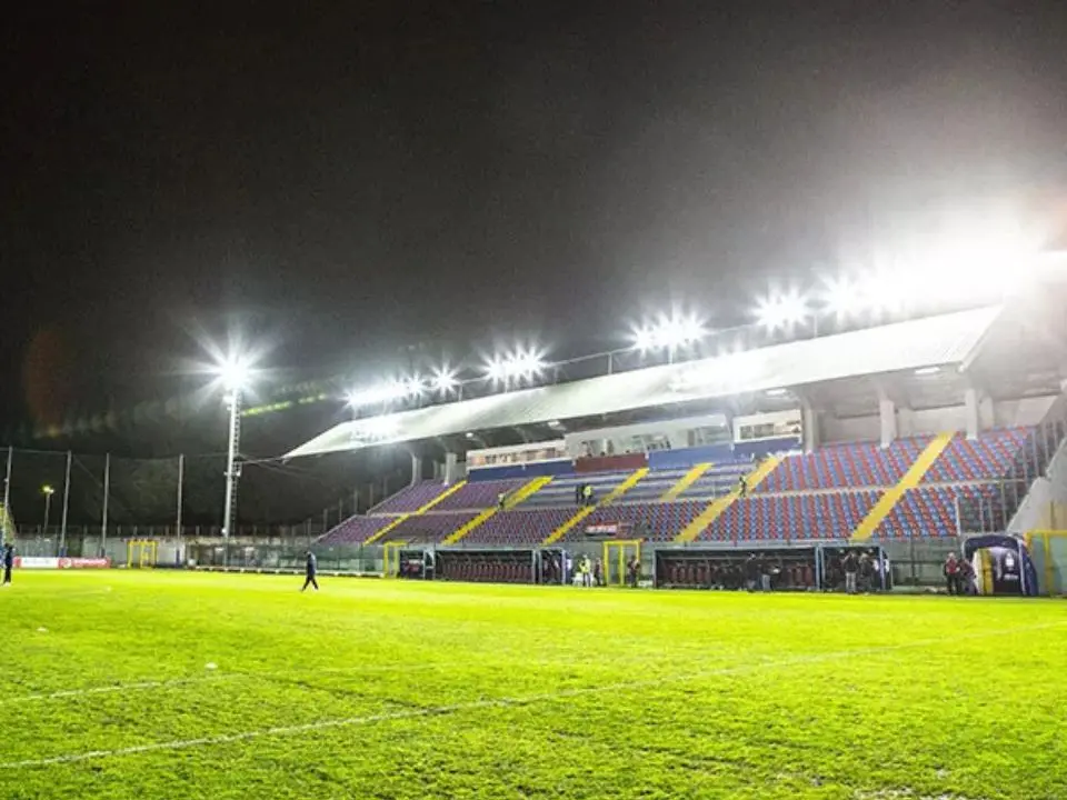 Il Comune abbatte un muro allo stadio Razza e non ripristina l'agibillità. Il presidente della Vibonese Cammarata: «Pronti ad azioni forti»