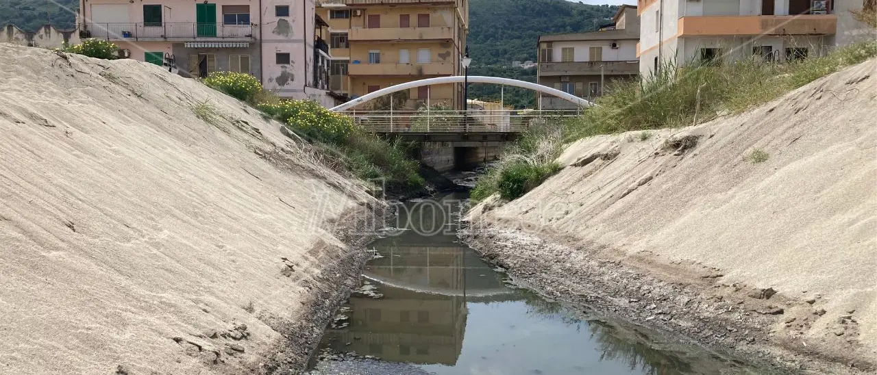 «Parametri non conformi»: divieto di balneazione per 200 metri alla foce del fosso Antonucci tra Bivona e Vibo Marina