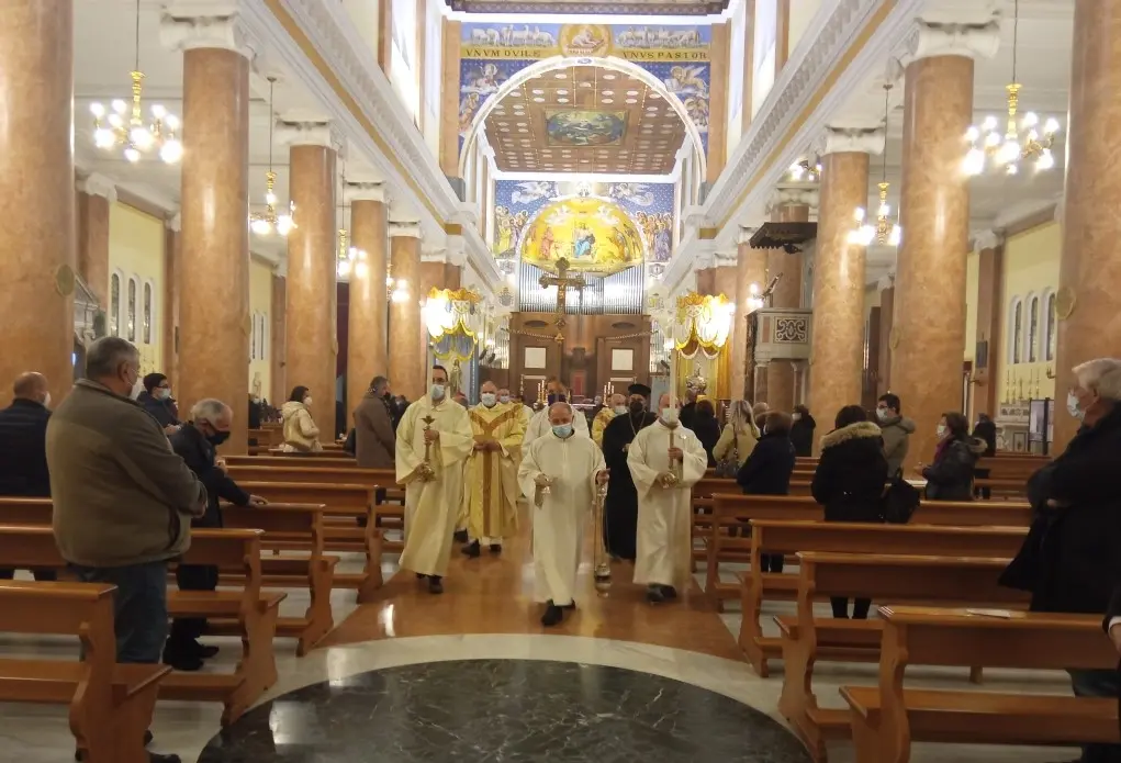 Lo sdegno del vescovo Renzo contro mafiosi e usurai: \"Sciacalli\"