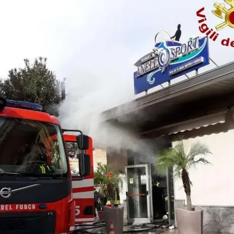 Incendio in un negozio a Vibo Marina, sul posto i vigili del fuoco - Video