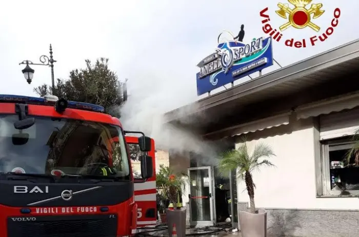 Incendio in un negozio a Vibo Marina, sul posto i vigili del fuoco - Video