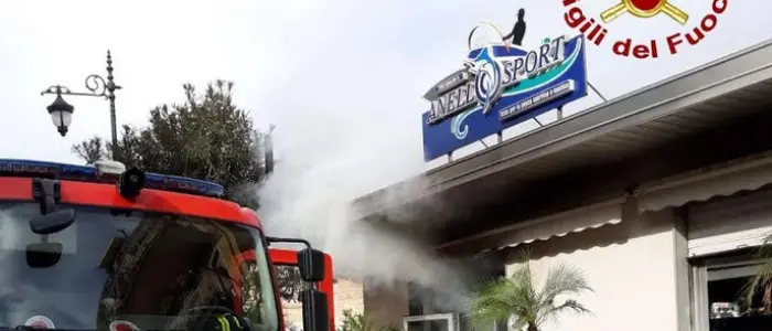 Incendio in un negozio a Vibo Marina, sul posto i vigili del fuoco - Video