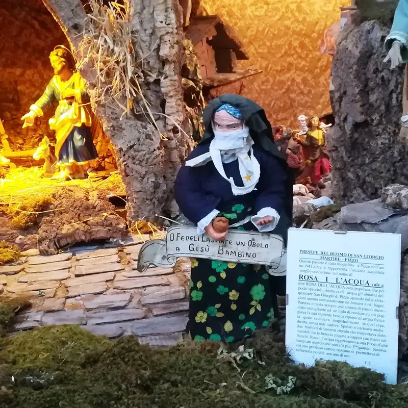 Pizzo, il parroco mette la mascherina al pastore nel presepe e la città si divide