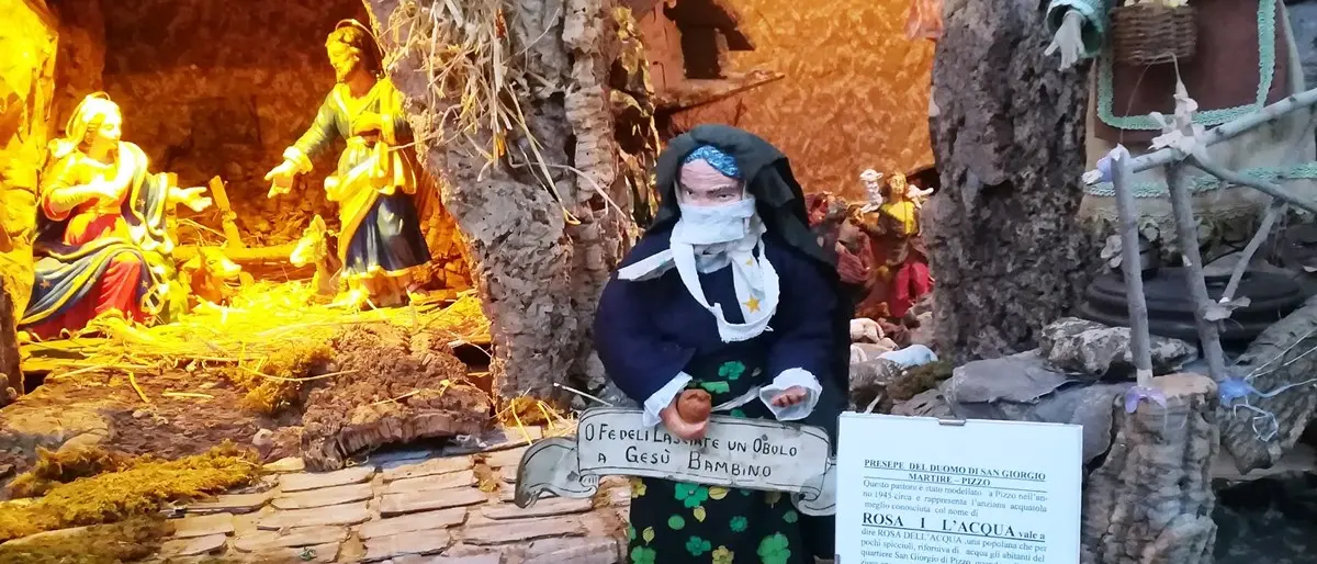 Pizzo, il parroco mette la mascherina al pastore nel presepe e la città si divide
