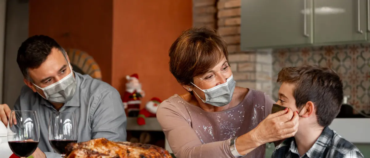 Natale Covid, il virologo: «Il cenone? Non fatelo. Ma se proprio ci tenete ecco i consigli»