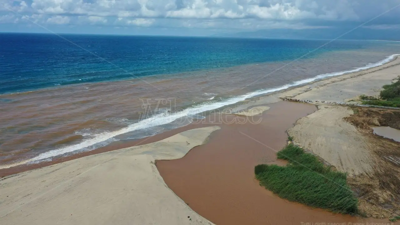 Impressionante colata di fango nel mare di Pizzo: il fiume Angitola colora di marrone tutto il litorale