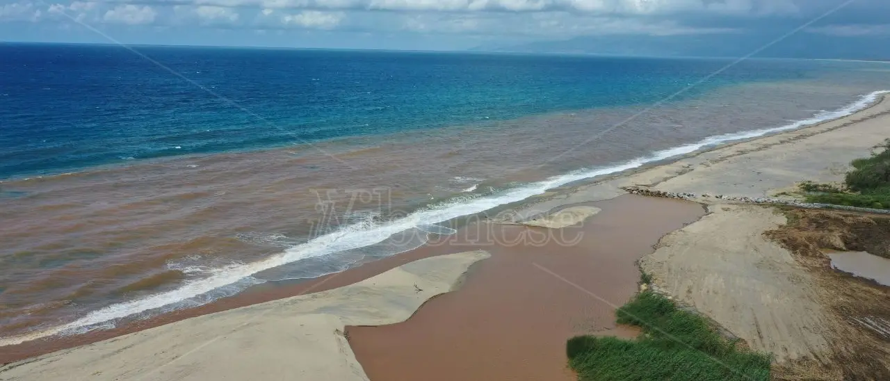 Impressionante colata di fango nel mare di Pizzo: il fiume Angitola colora di marrone tutto il litorale