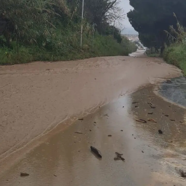 Tropea, il fosso San Pietro straripa e la strada per il porto diventa un fiume di fango. Piserà scrive al prefetto: «Serve un tavolo tecnico»