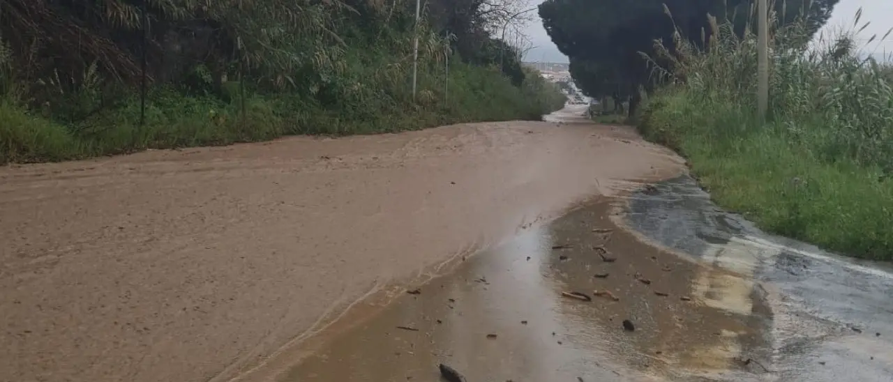 Tropea, il fosso San Pietro straripa e la strada per il porto diventa un fiume di fango. Piserà scrive al prefetto: «Serve un tavolo tecnico»