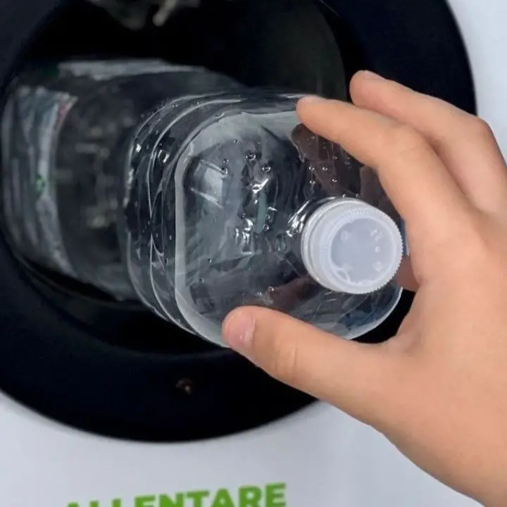 Vibo, arriva il \"mangiaplastica\": bonus Tari da 50 euro e sconti nei negozi per chi accumula più ecopunti riciclando le bottiglie