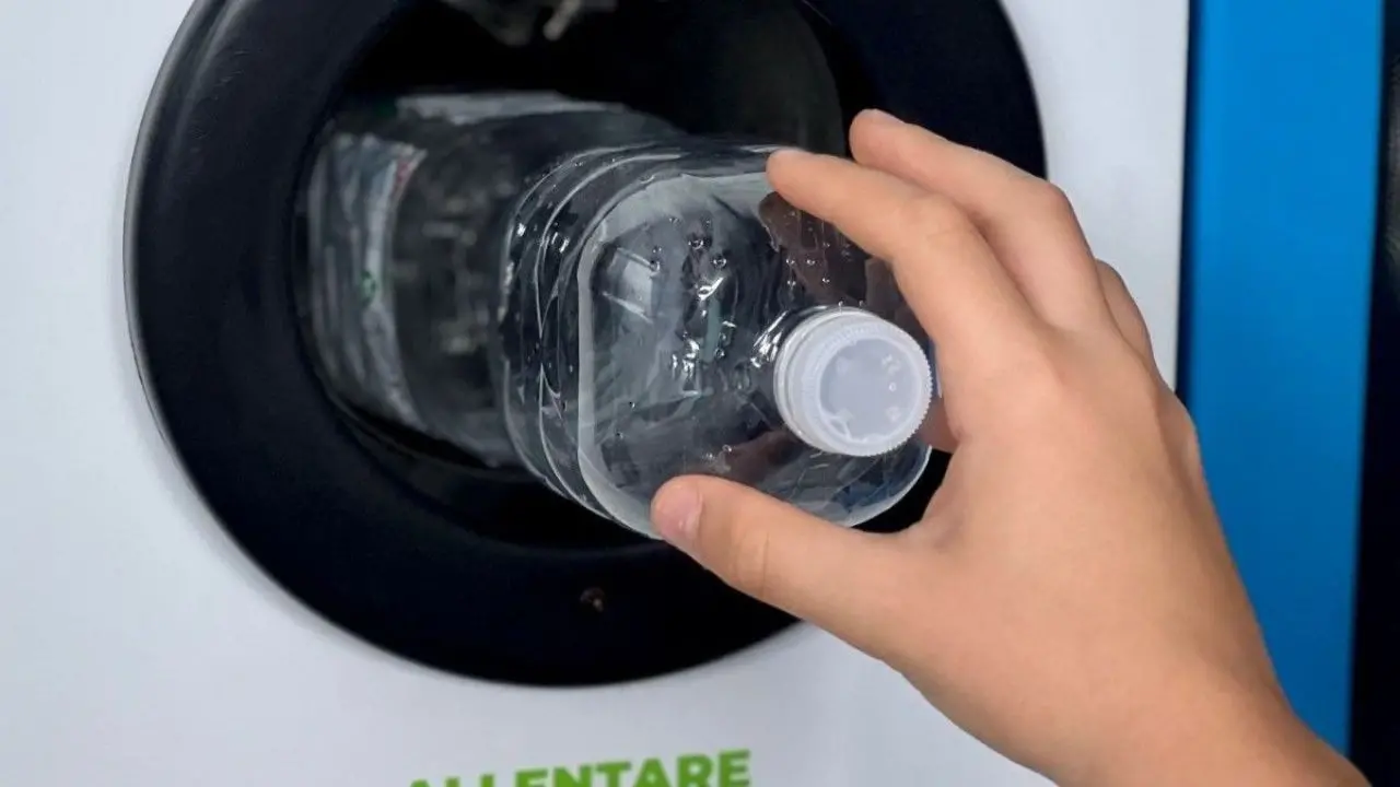 Vibo, arriva il \"mangiaplastica\": bonus Tari da 50 euro e sconti nei negozi per chi accumula più ecopunti riciclando le bottiglie