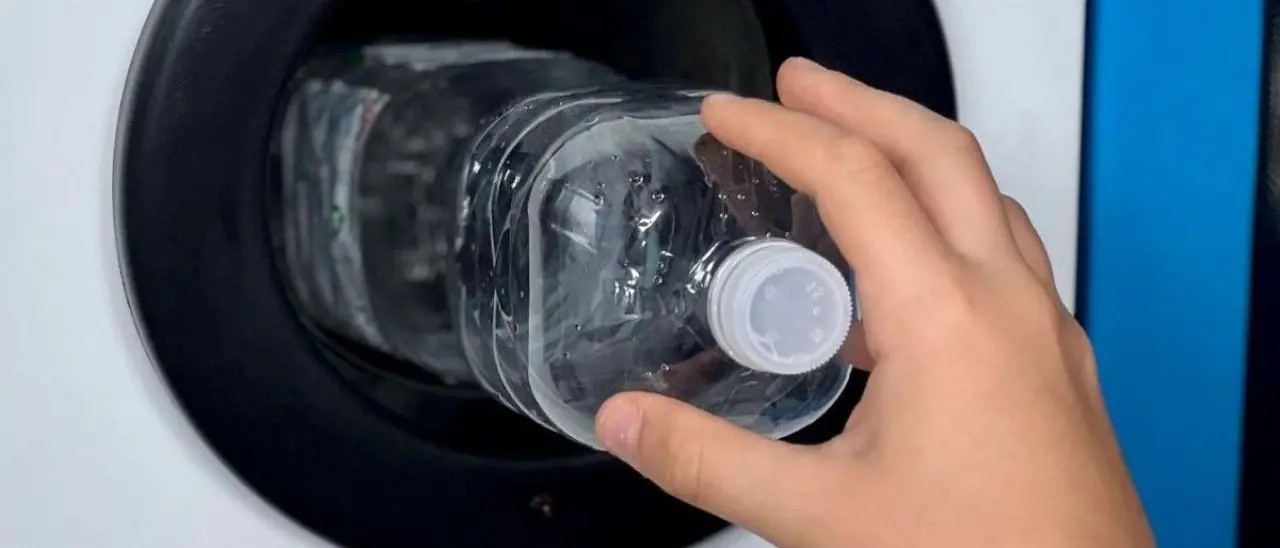 Vibo, arriva il \"mangiaplastica\": bonus Tari da 50 euro e sconti nei negozi per chi accumula più ecopunti riciclando le bottiglie