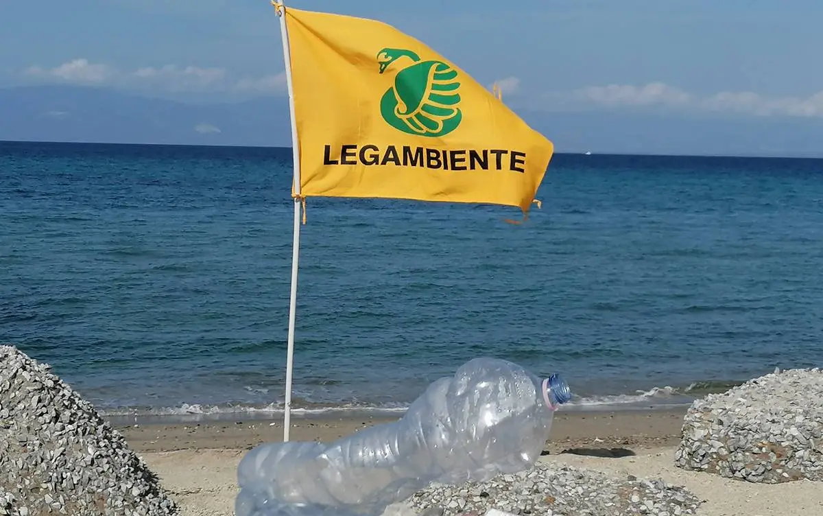 Tropea, gli studenti dello Scientifico si mobilitano con Legambiente per pulire la spiaggia di Marina dell'Isola