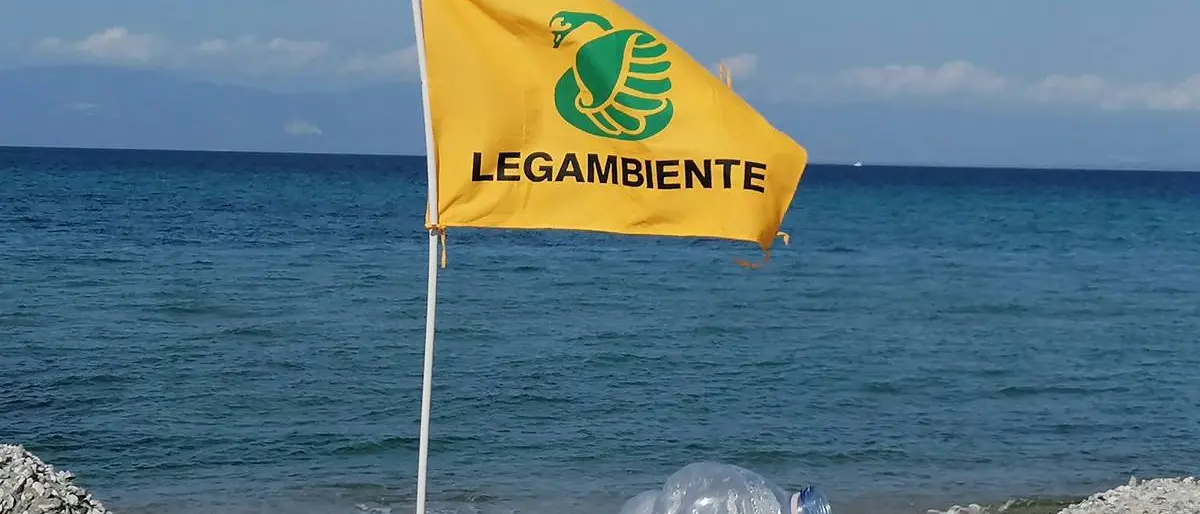 Tropea, gli studenti dello Scientifico si mobilitano con Legambiente per pulire la spiaggia di Marina dell'Isola